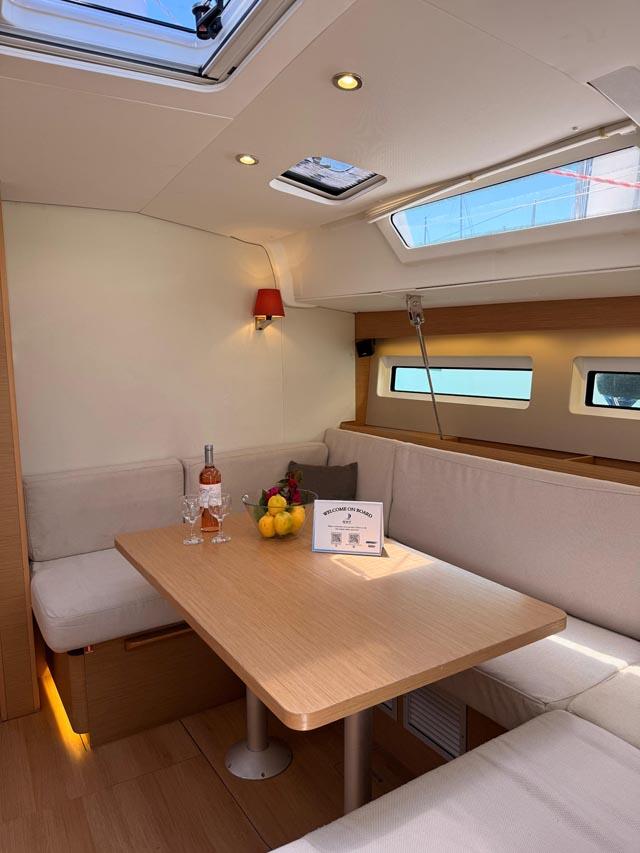 Sailing yacht 