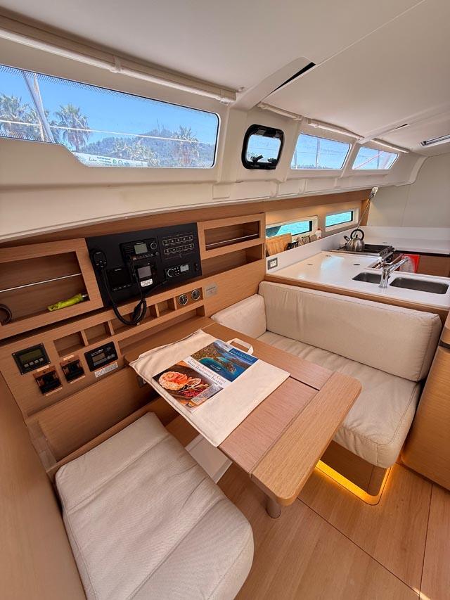 Sailing yacht 
