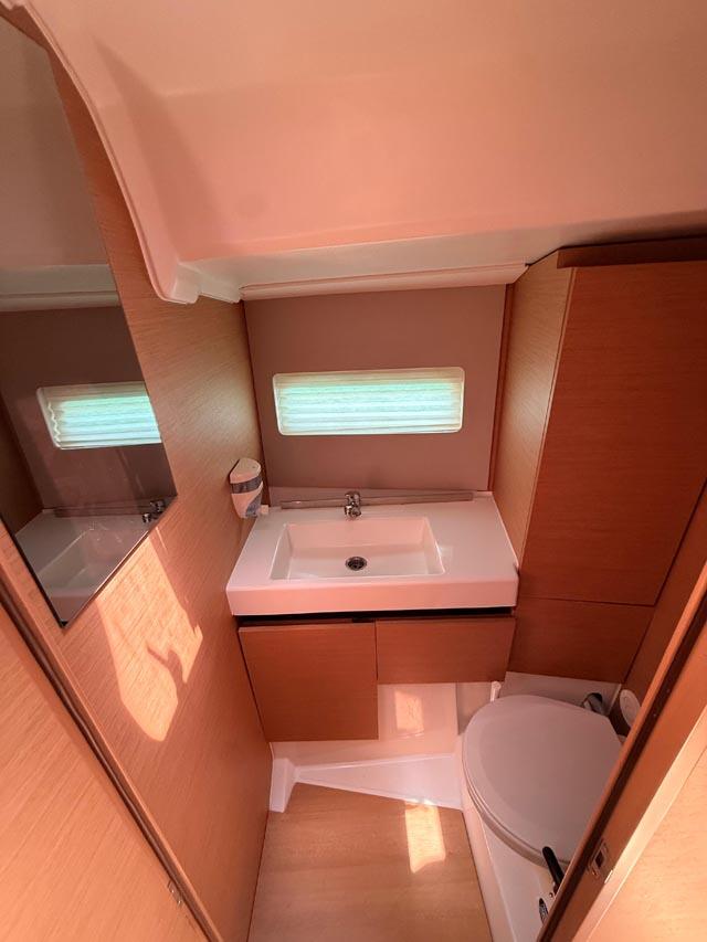 Sailing yacht 