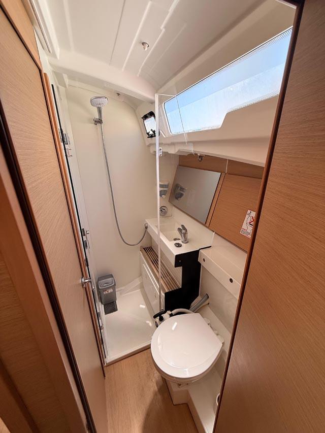 Sailing yacht 
