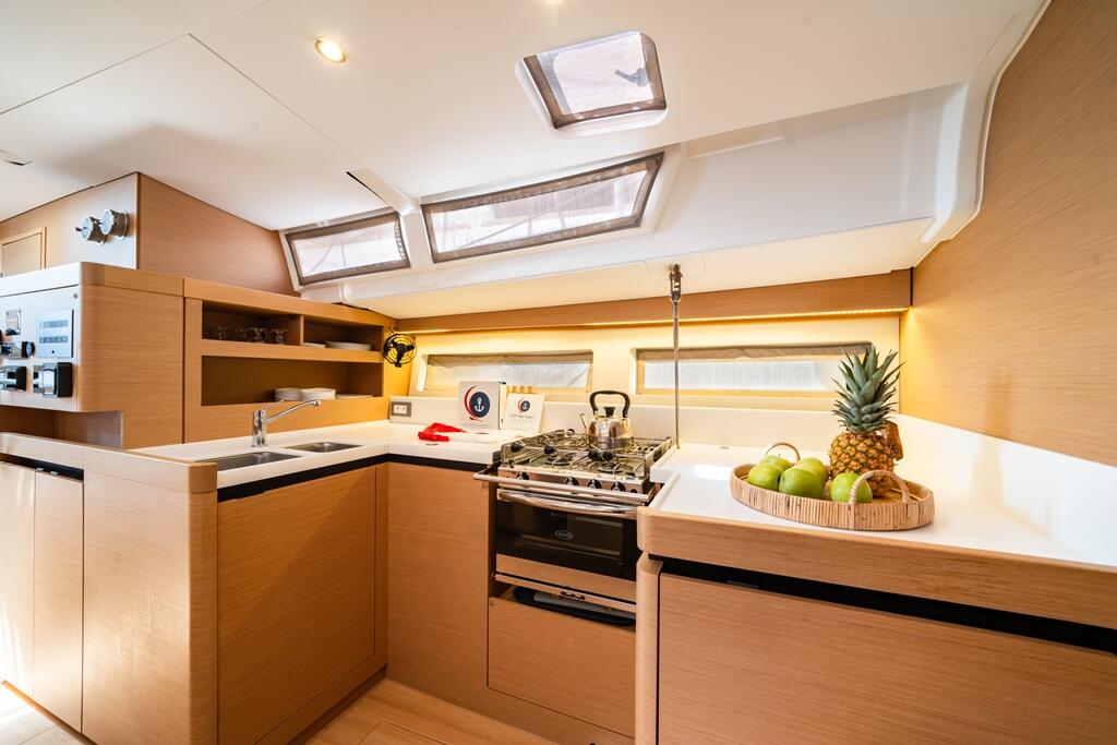 Sailing yacht 