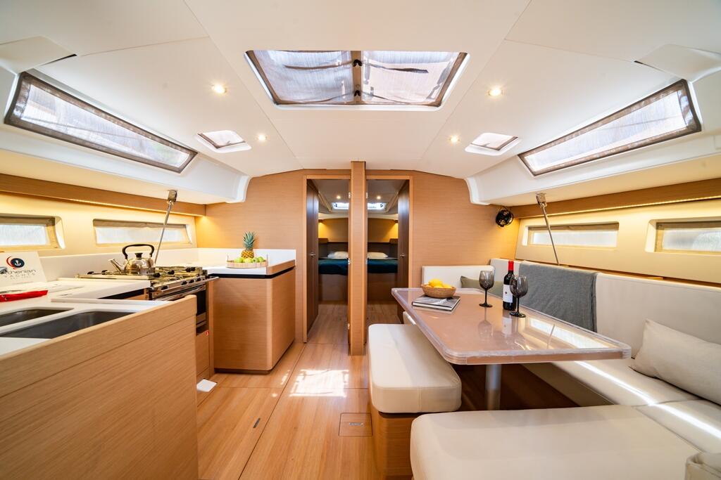 Sailing yacht 