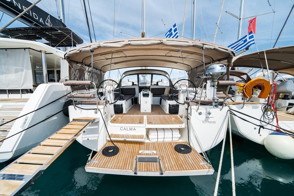 Sailing yacht 