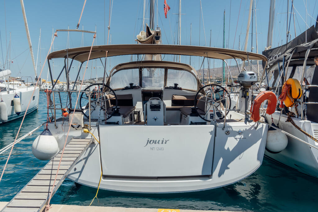 Sailing yacht 