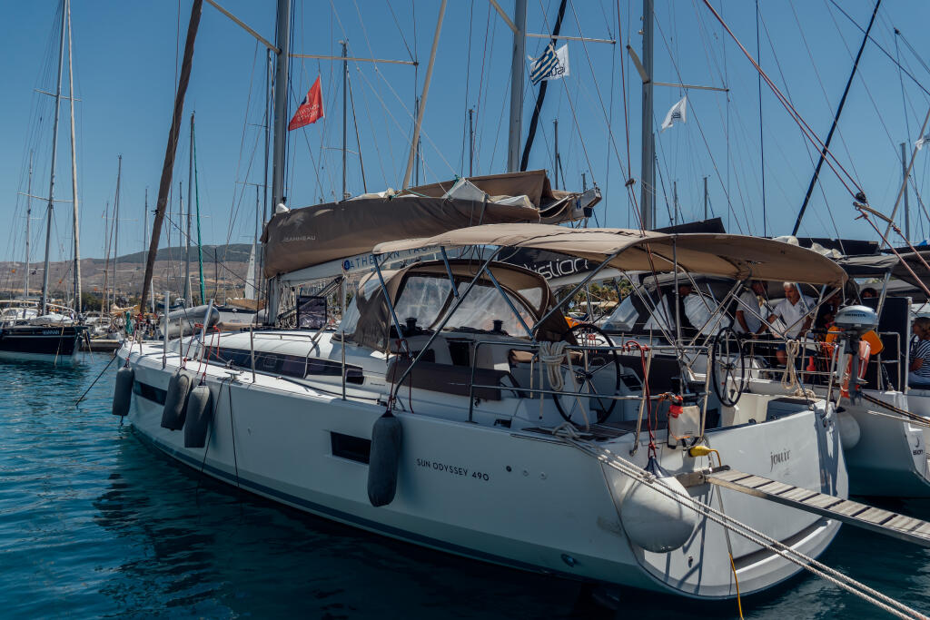 Sailing yacht 