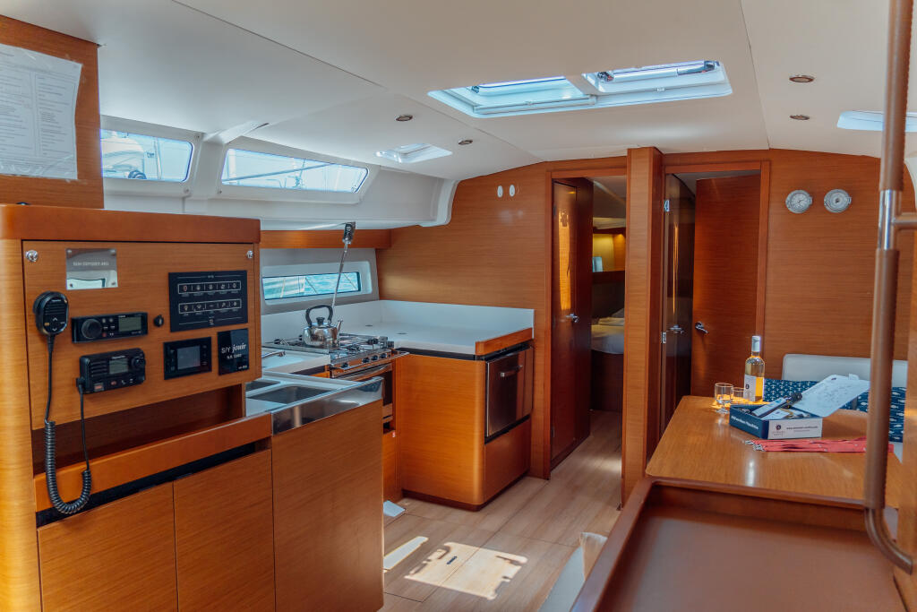 Sailing yacht 