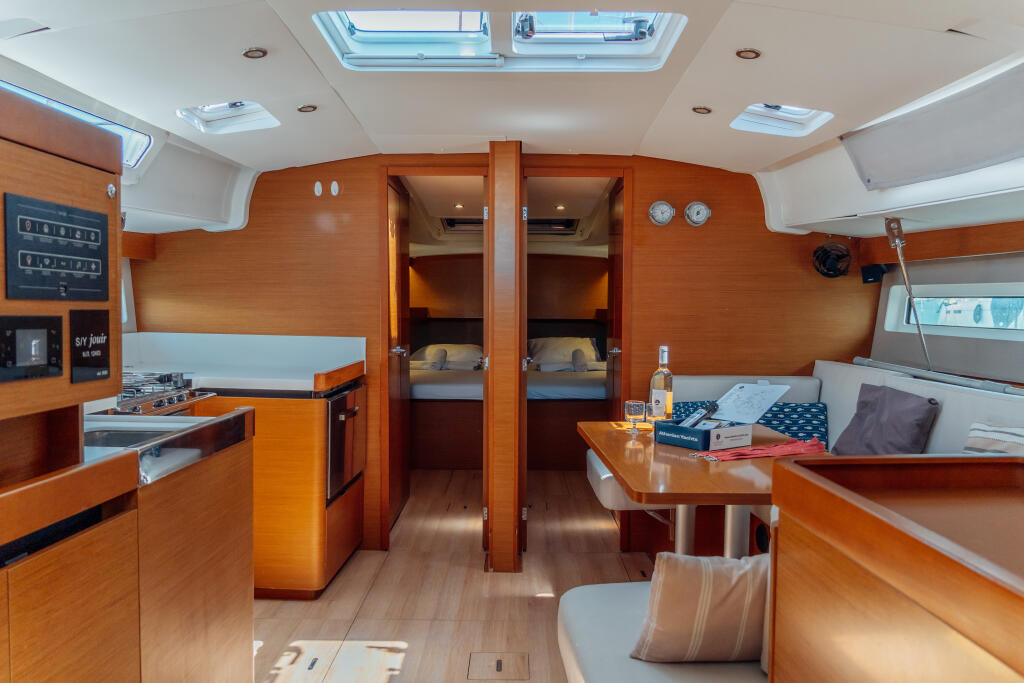 Sailing yacht 