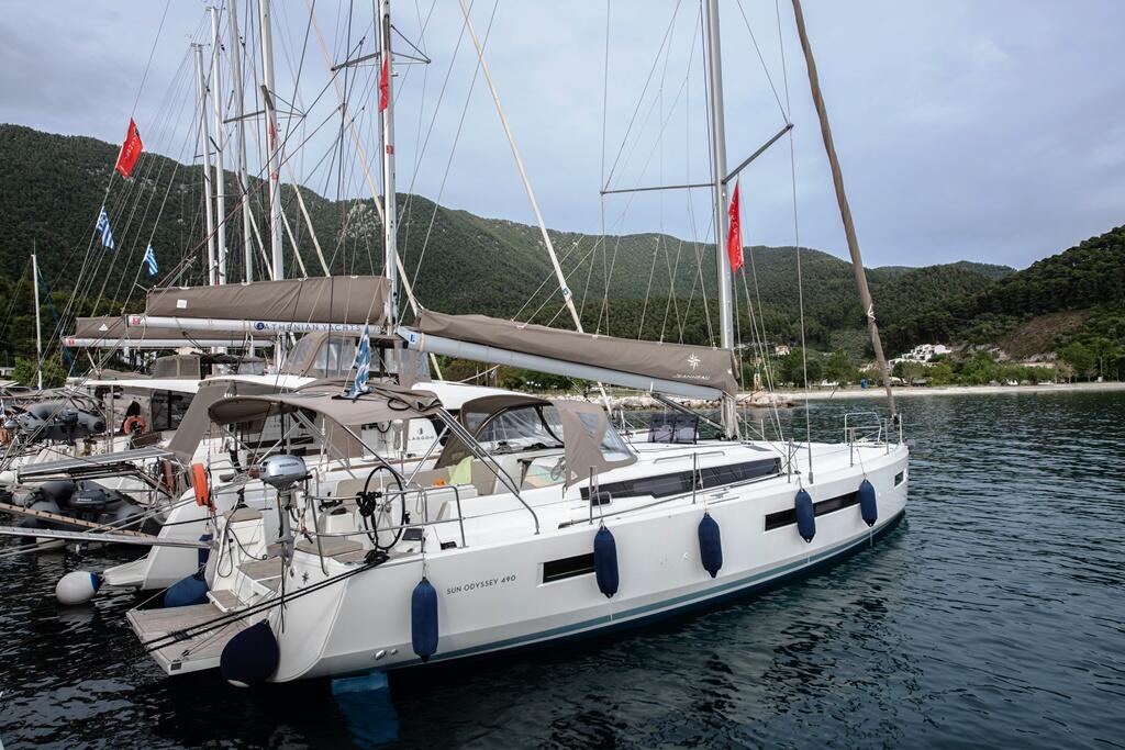 Sailing yacht 