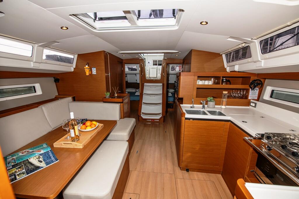 Sailing yacht 