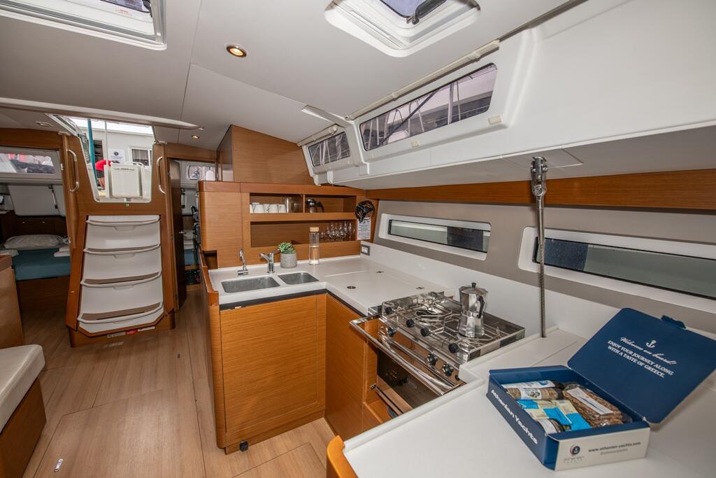 Sailing yacht 