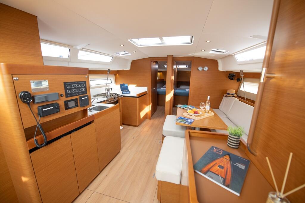 Sailing yacht 