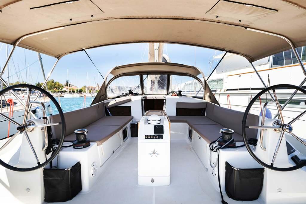 Sailing yacht 