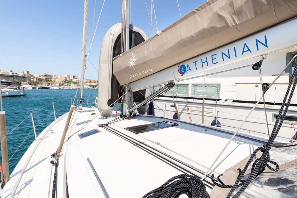 Sailing yacht 
