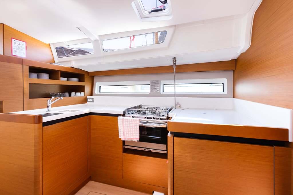 Sailing yacht 