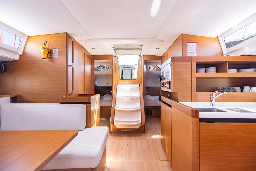 Sailing yacht 