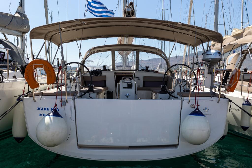 Sailing yacht 