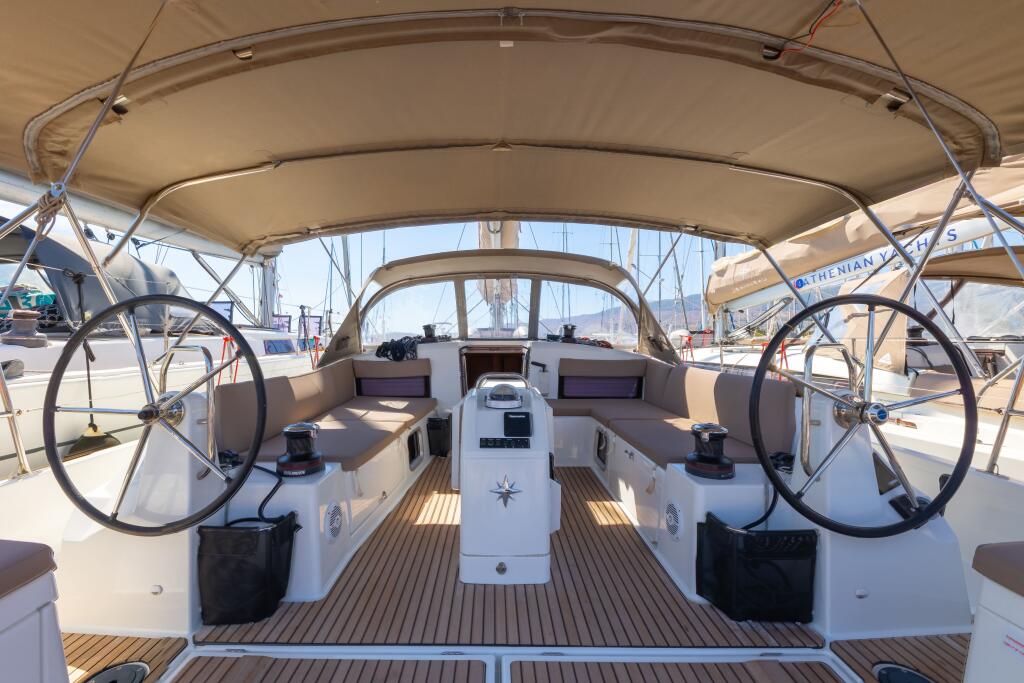 Sailing yacht 
