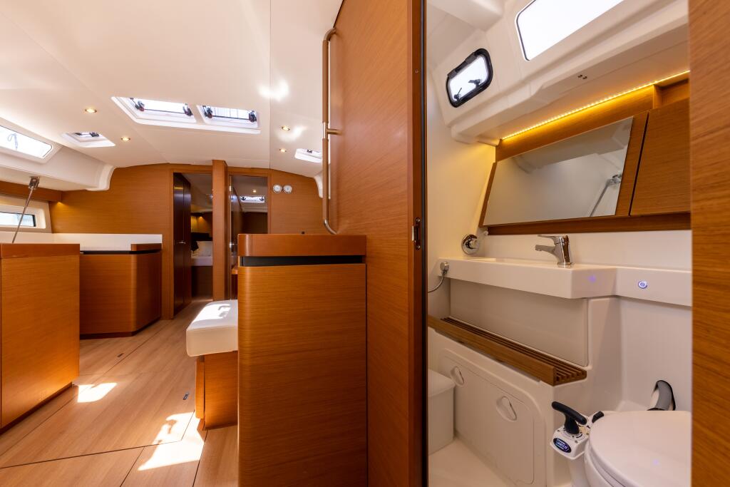 Sailing yacht 