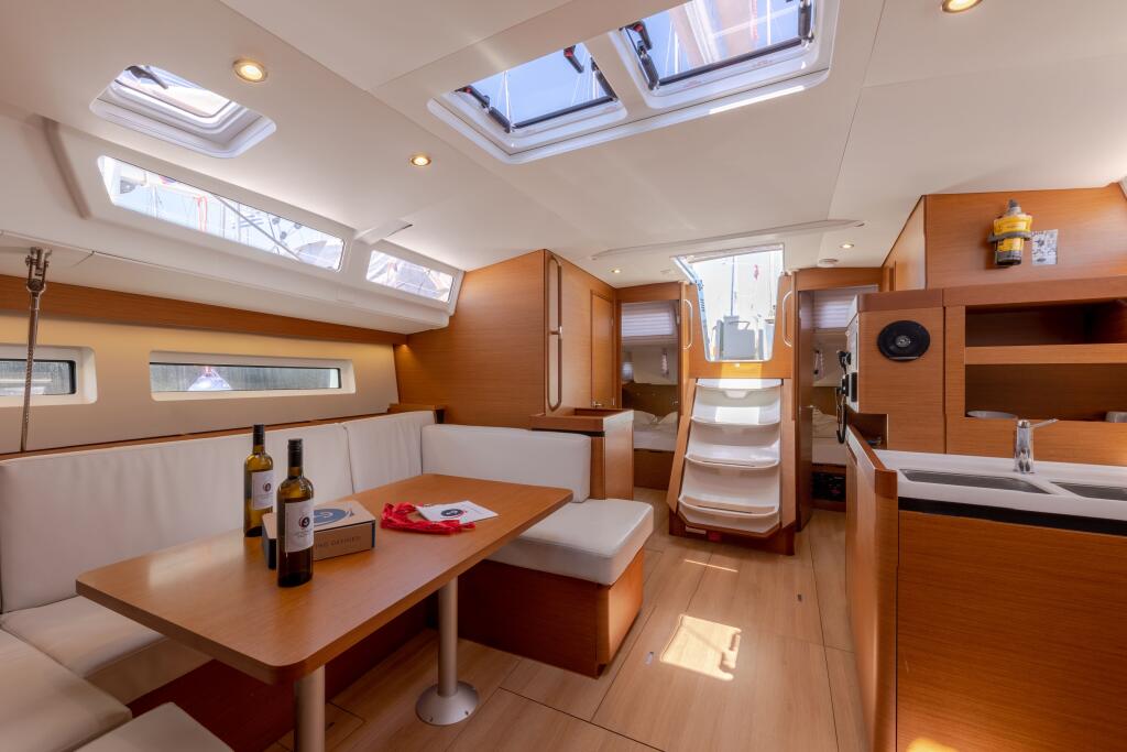 Sailing yacht 