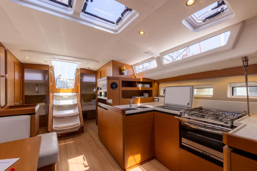 Sailing yacht 