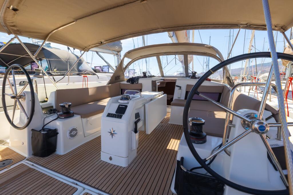 Sailing yacht 