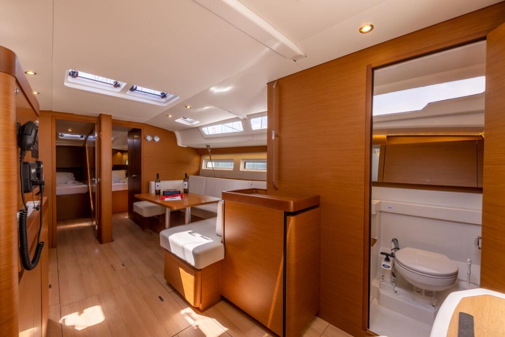 Sailing yacht 
