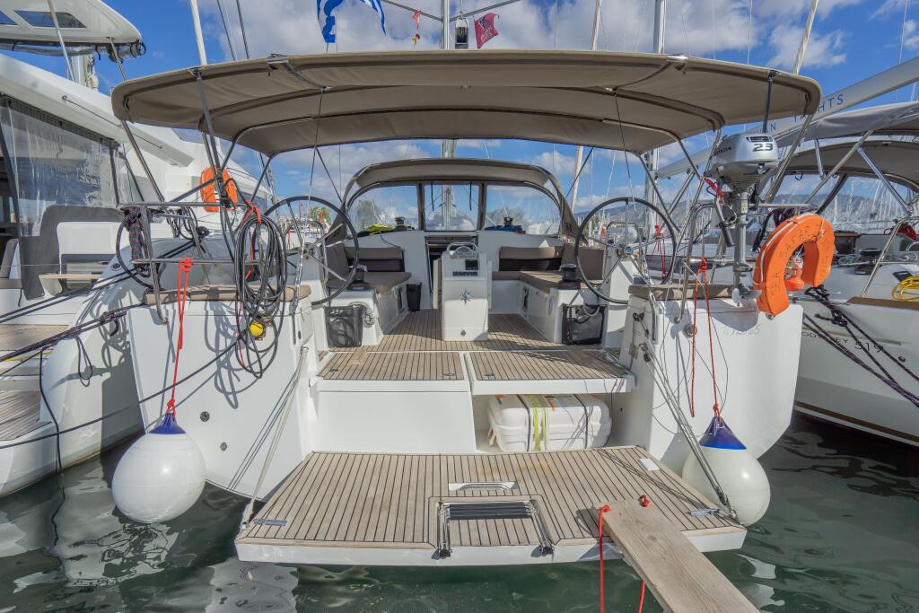 Sailing yacht 