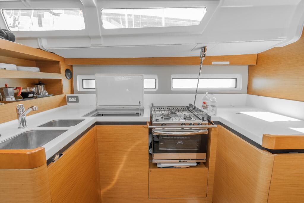Sailing yacht 