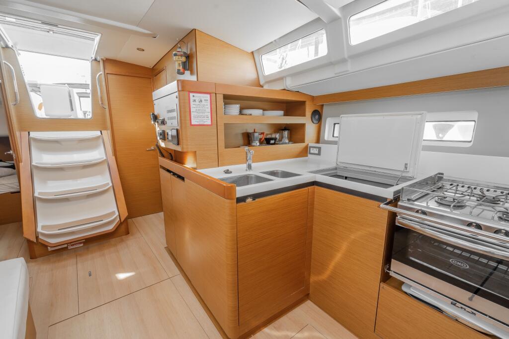 Sailing yacht 