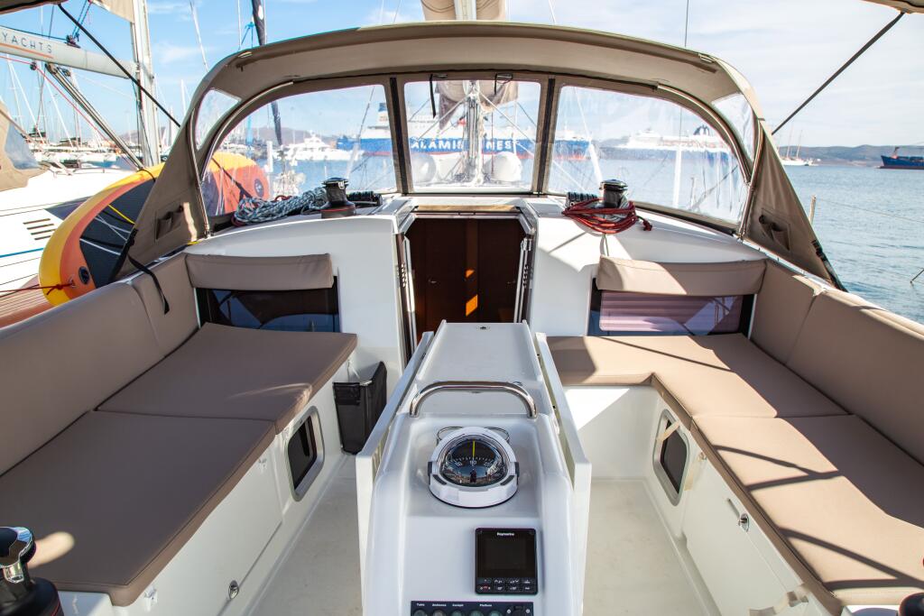 Sailing yacht 