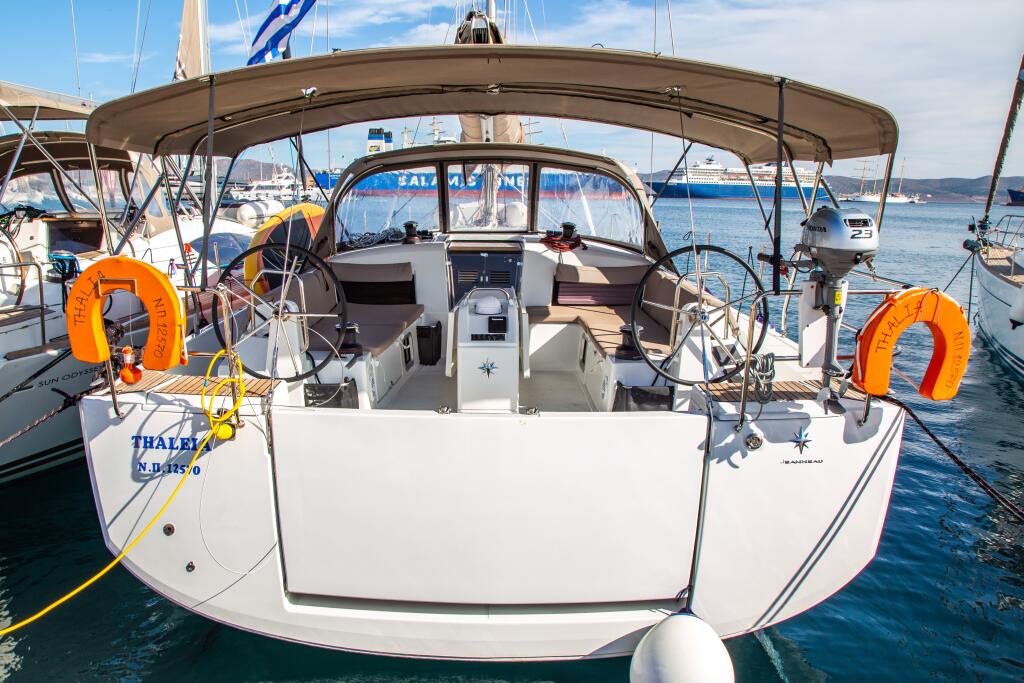 Sailing yacht 
