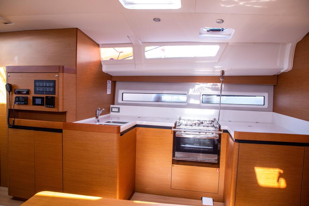 Sailing yacht 