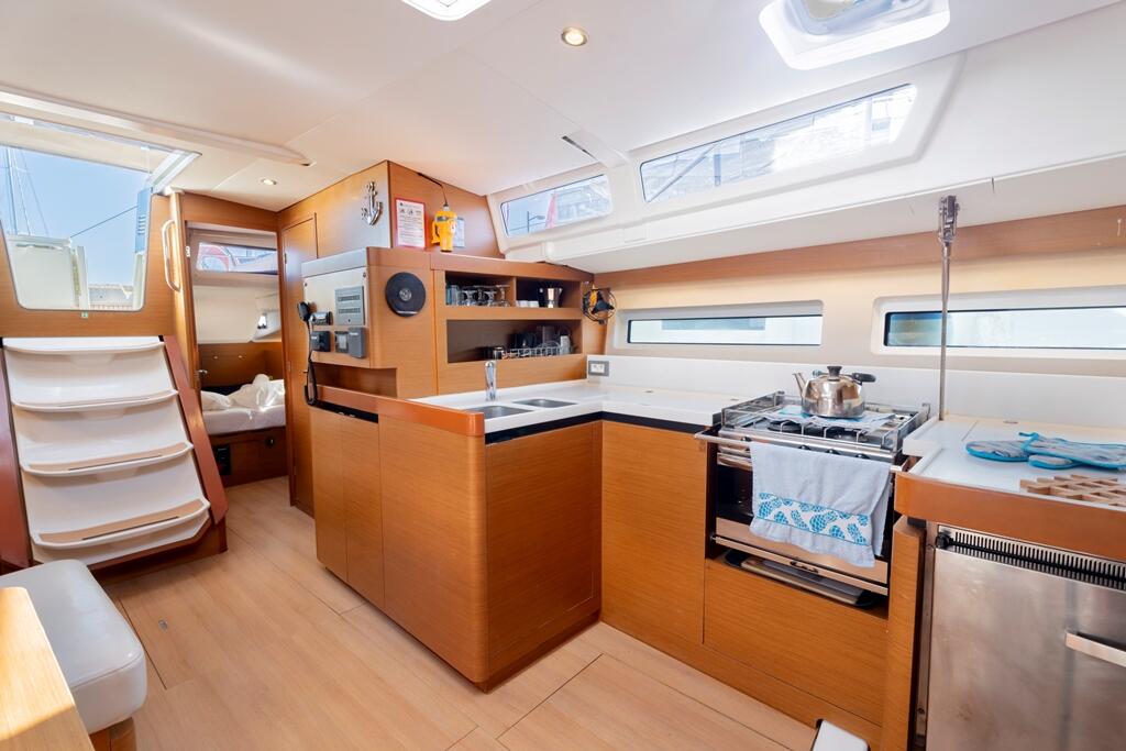 Sailing yacht 