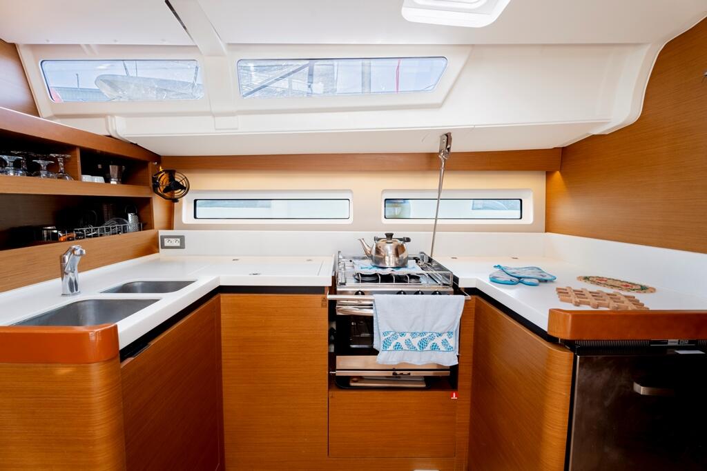 Sailing yacht 