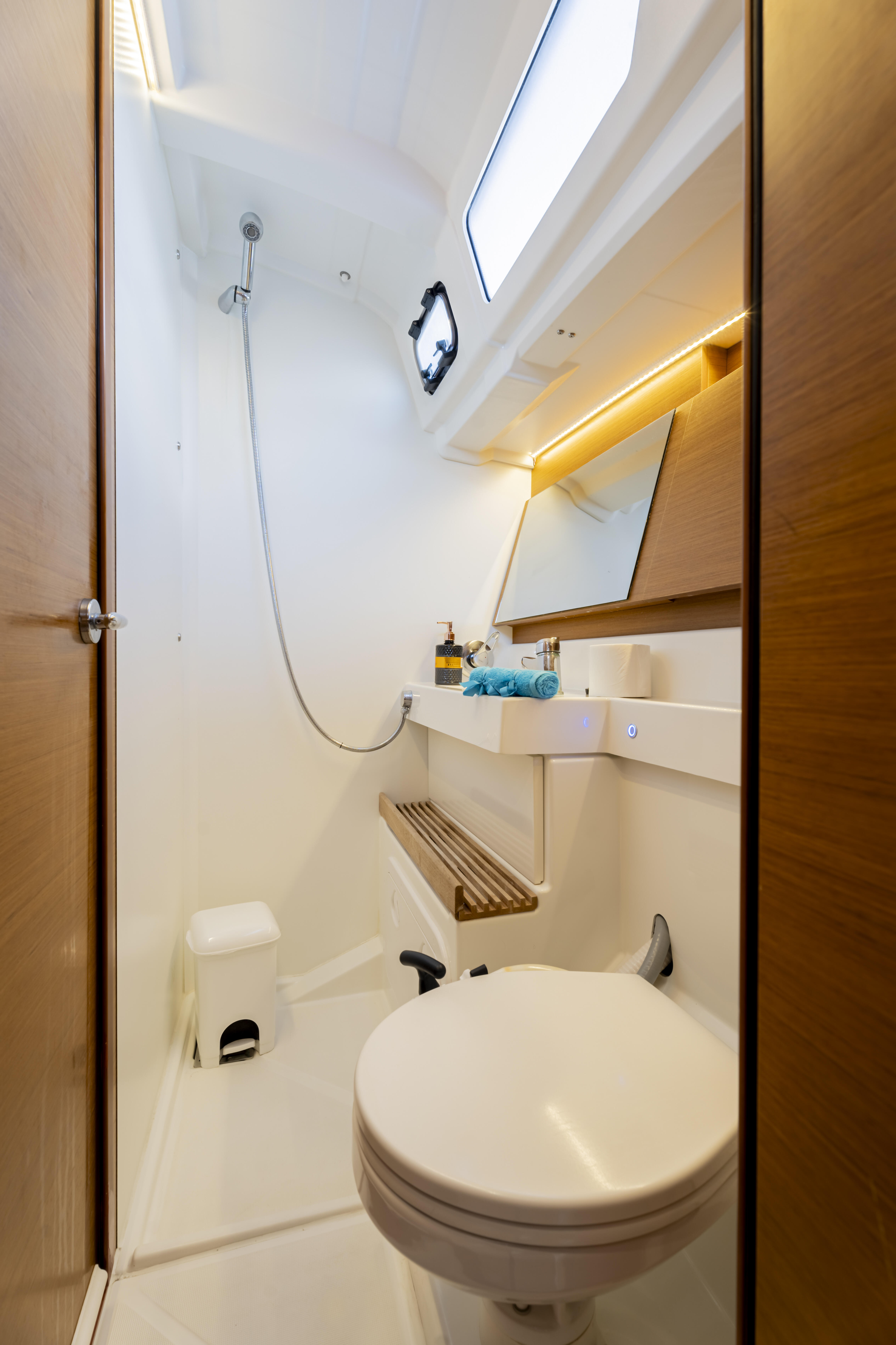 Sailing yacht 