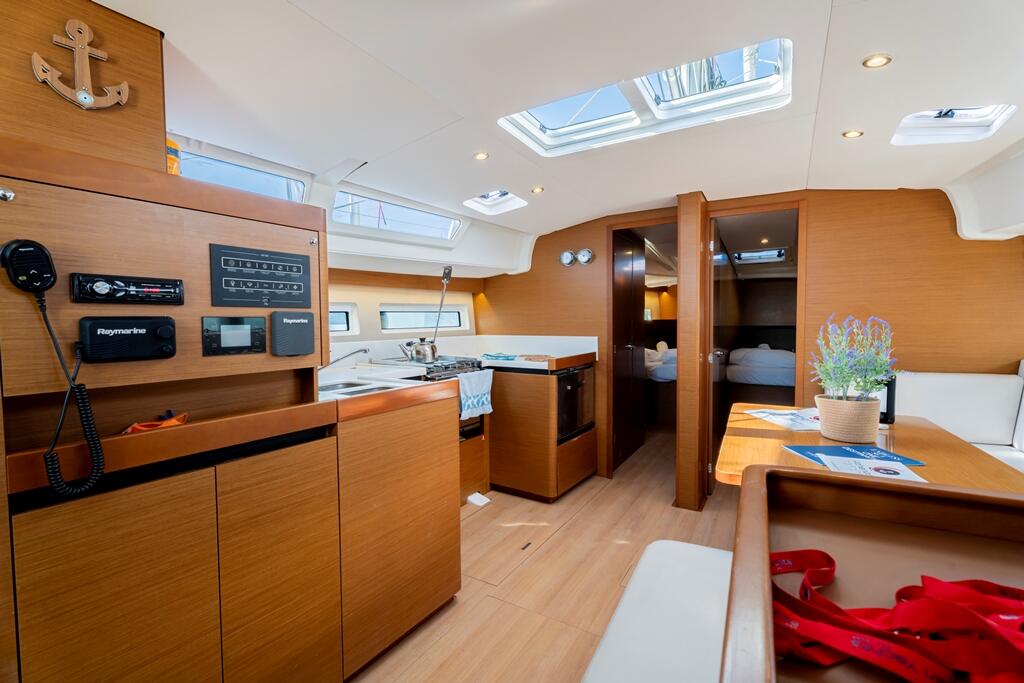 Sailing yacht 