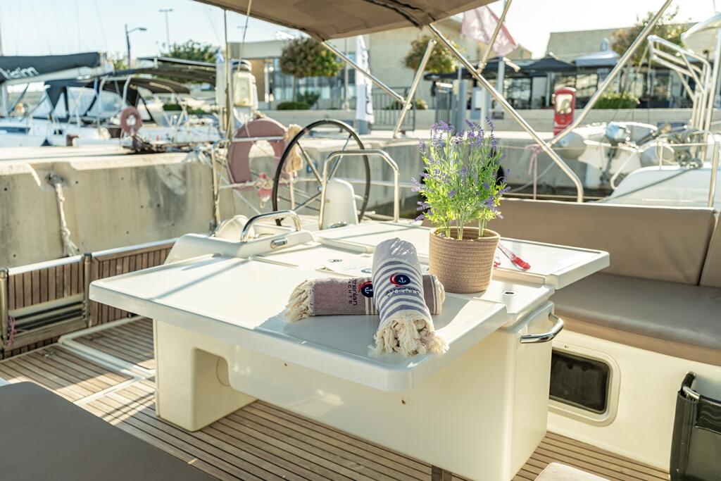 Sailing yacht 
