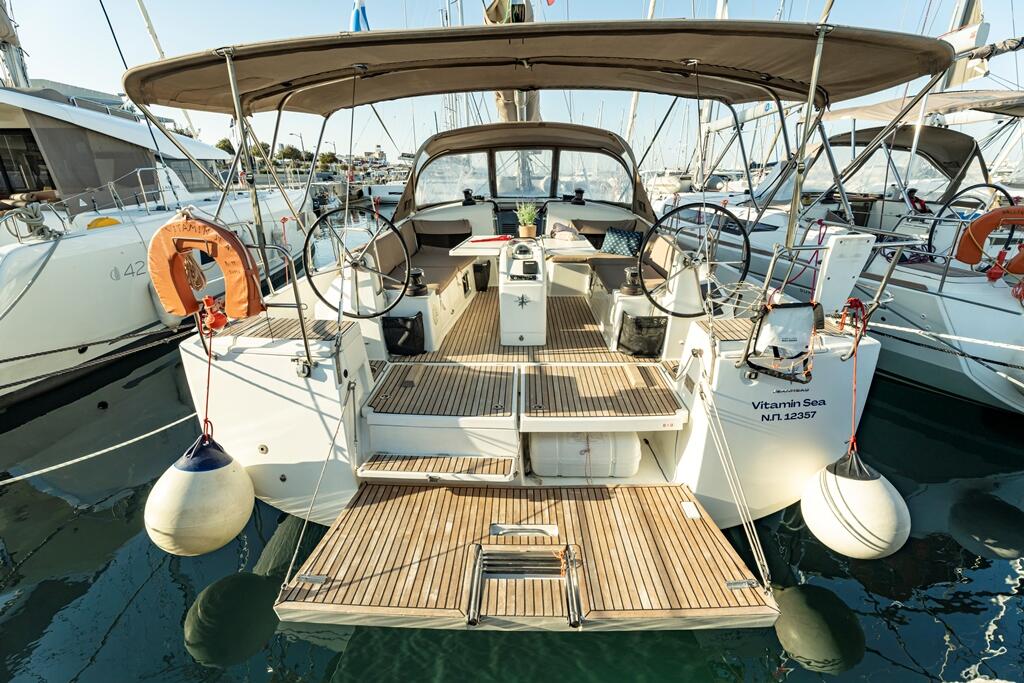 Sailing yacht 