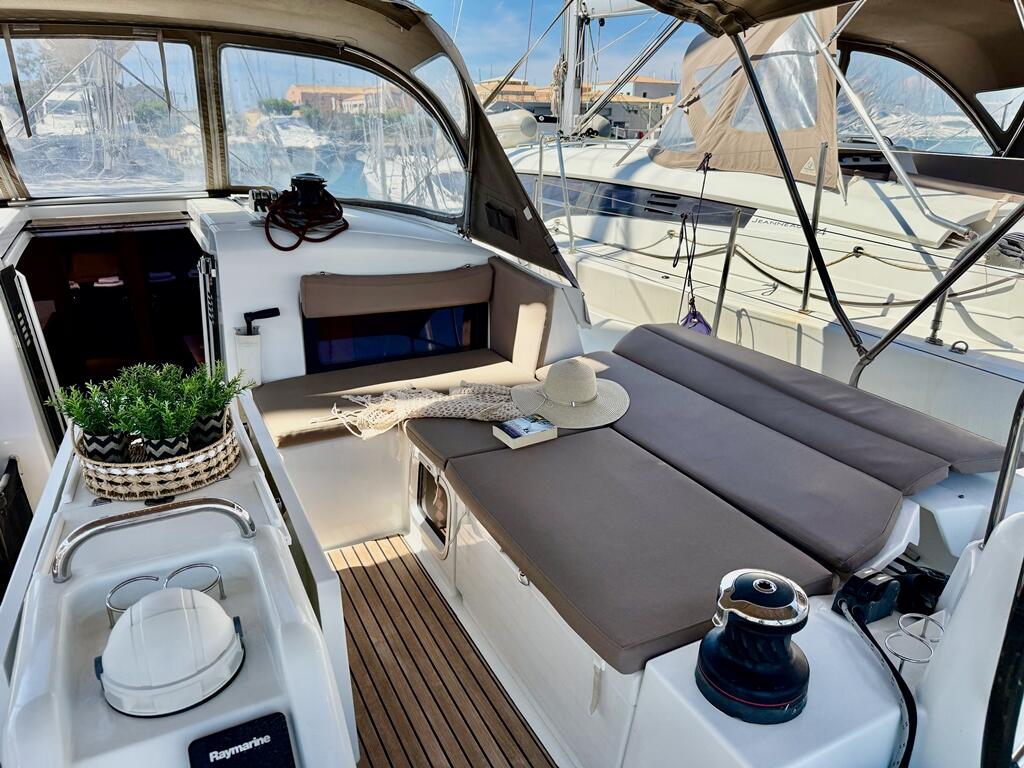 Sailing yacht 