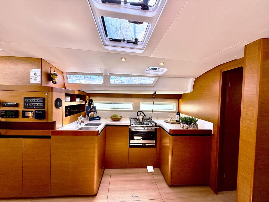 Sailing yacht 