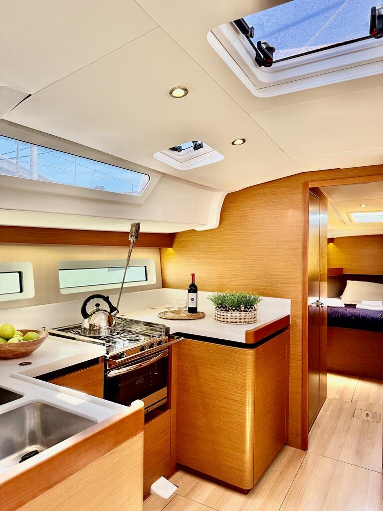 Sailing yacht 