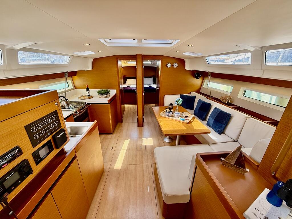 Sailing yacht 