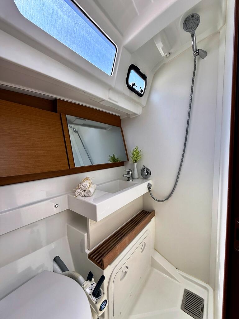 Sailing yacht 