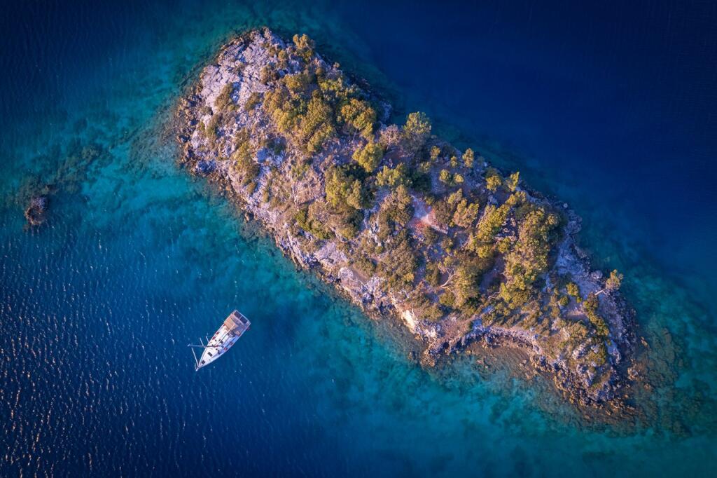 Sailing yacht 