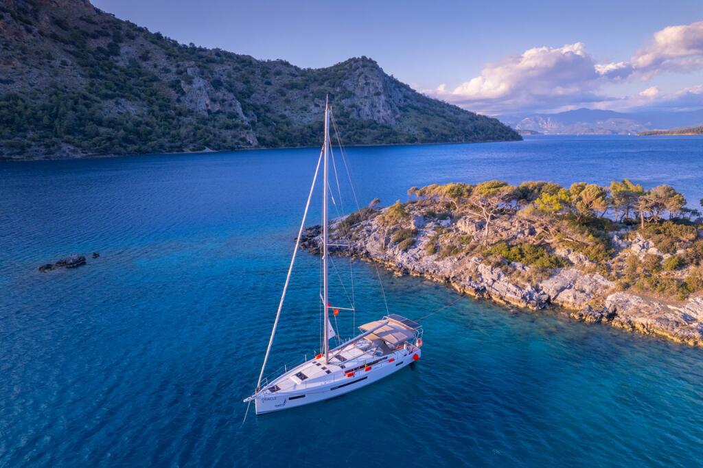 Sailing yacht 