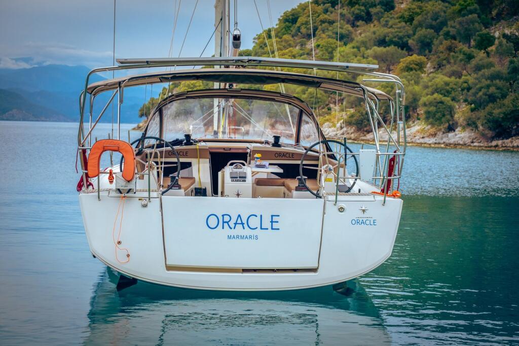 Sailing yacht 