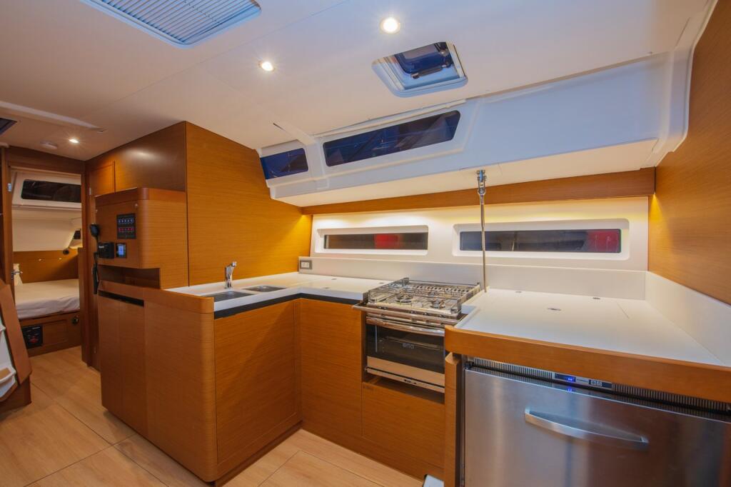 Sailing yacht 