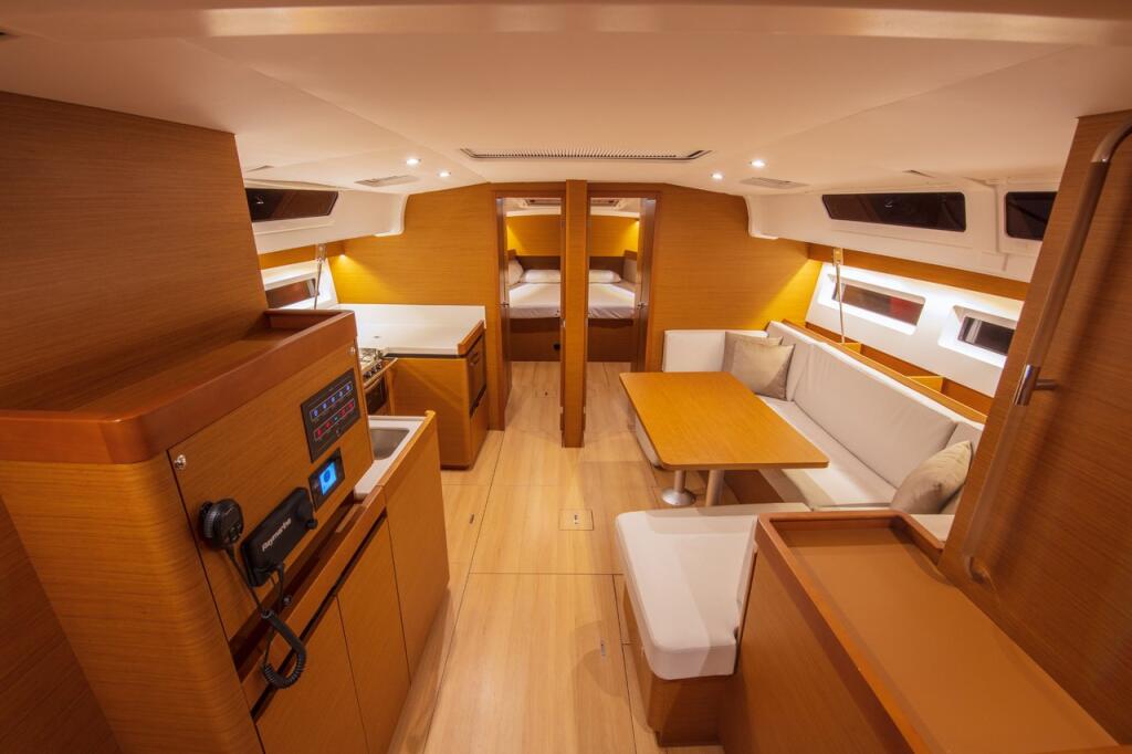 Sailing yacht 