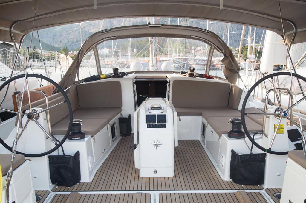 Sailing yacht 