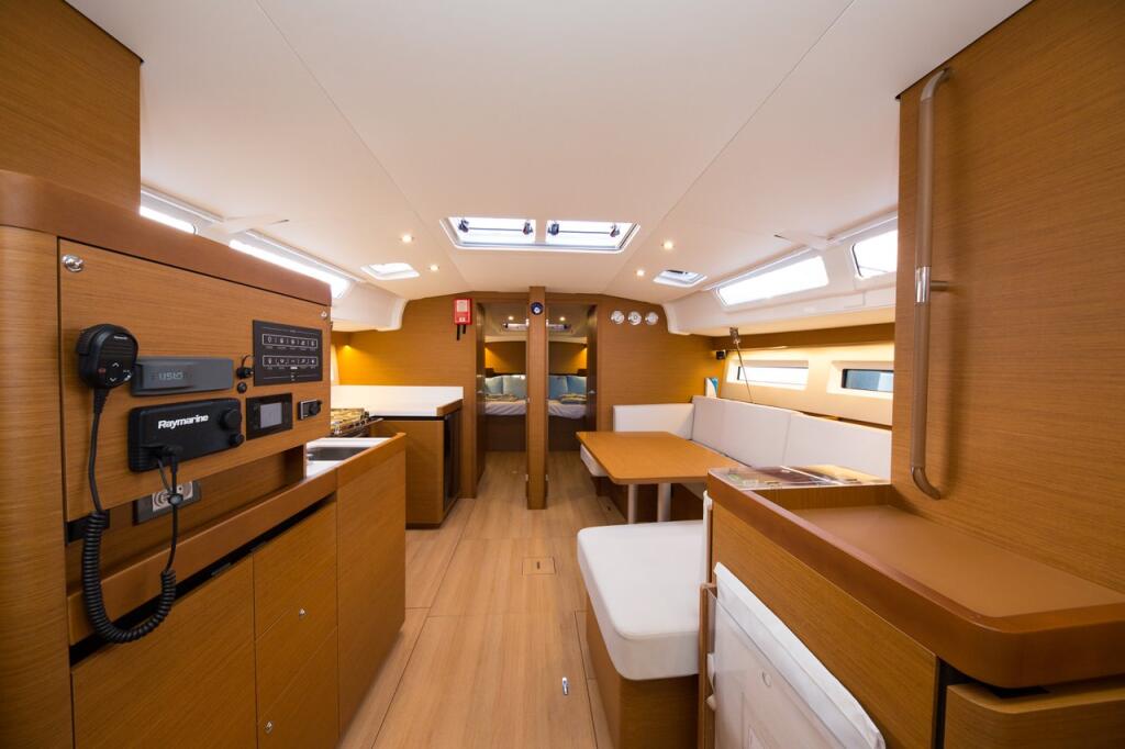 Sailing yacht 